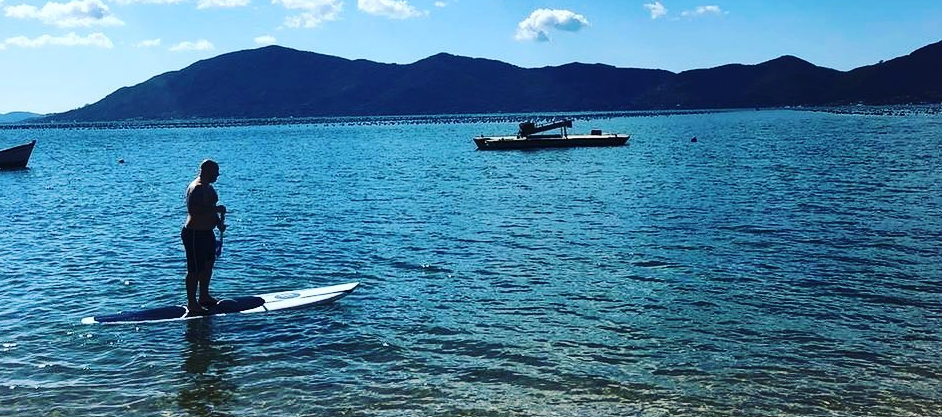 Between paddles and silence: small breaks in difficult times