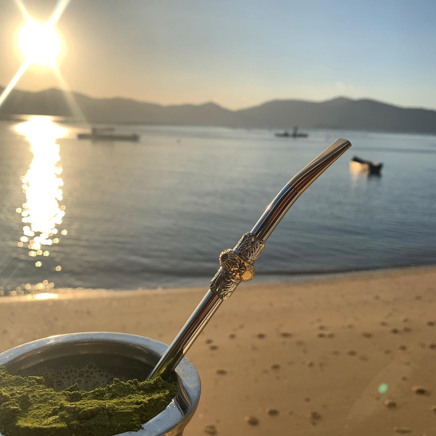 Dawn with chimarrão by the water