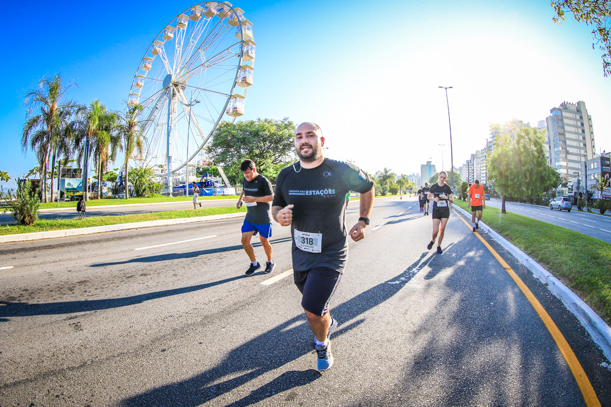 On the Avenue during the race